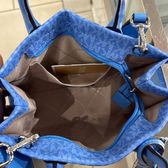 Michael Kors Mirella Small Shopper Top Zip Signature Logo Crossbody XBODY MK
NWT - Picture 9 of 16